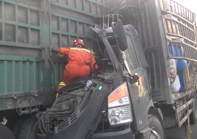 高速悲剧 夫妻养蜂车追尾半挂车，驾驶室被撞成连体，女子不幸身亡